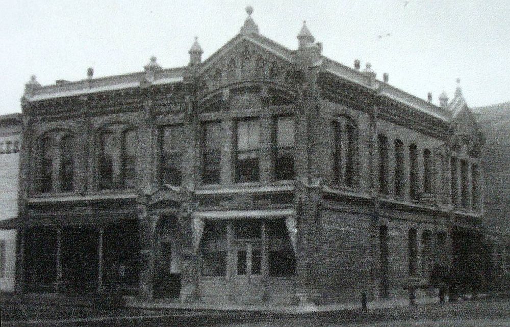 Early View of First National Bank Bldg, Pomeroy, with horses
