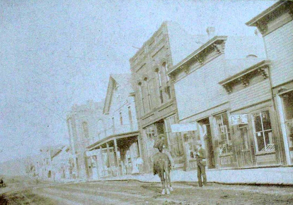 A photograph of the original St George Hotel connected to the Brick addition, 1891-1901, Pomeroy, Washington