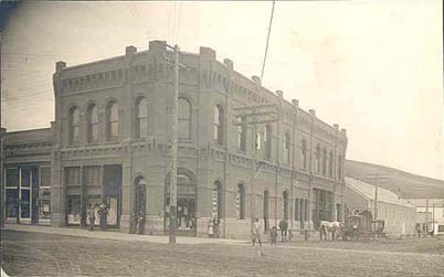 A photgraph of the Cardwell building, Pomeroy WA, from c. 1910 with Burlingame/Seeley Hall in the distance