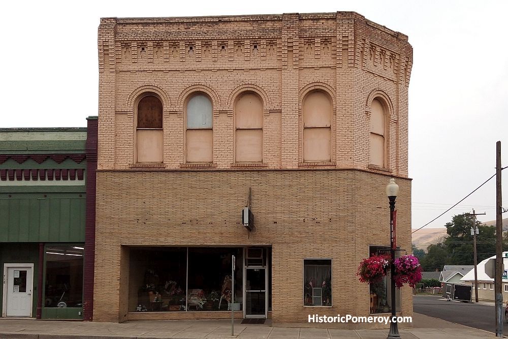 photo of front of the 'Cardwell Building', Pomeroy WA, August 2021